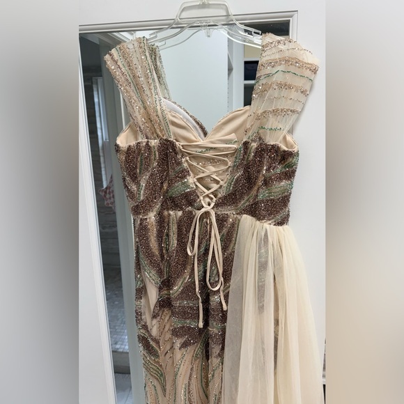 Elegant Sequin Evening Gown - Picture 5 of 7